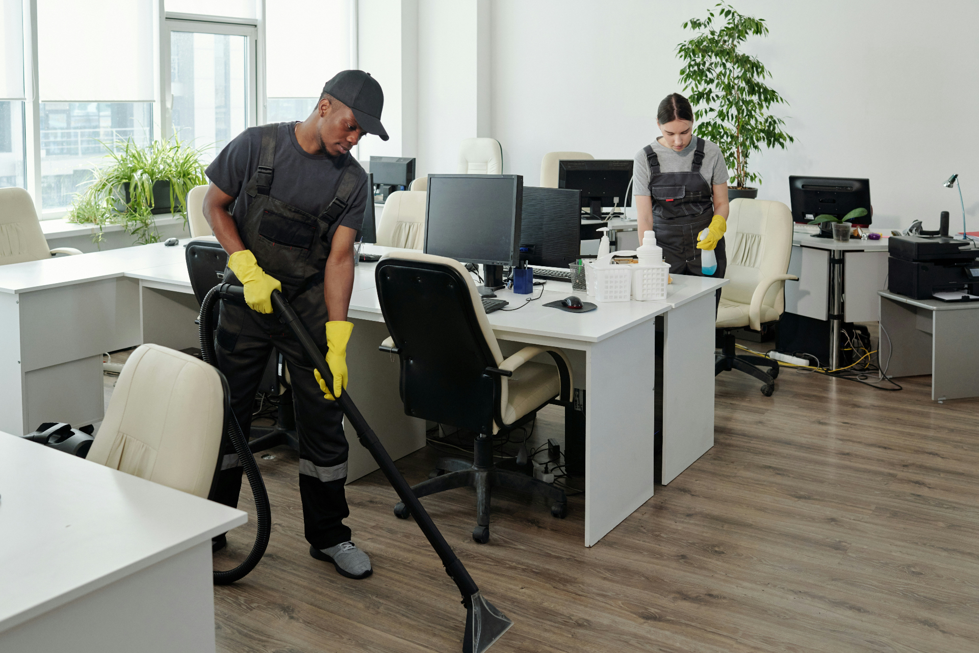 Splash cleaning team at work in an office